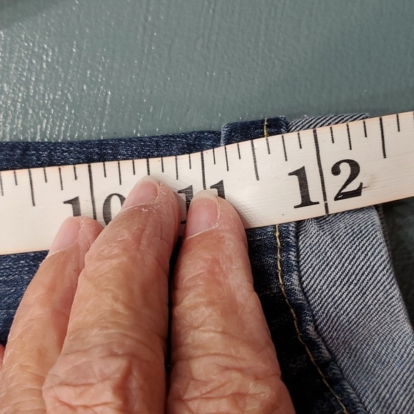 DENIZEN LEVIS MODERN SHORTS. Size 6, waist 28. Inseam 4". - Picture 8 of 10